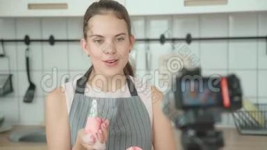 女人拍了一<strong>段视频</strong>：用糕点包装饰蛋糕
